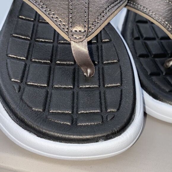 Kenneth Cole Reaction Four Thong Sandals - Picture 2 of 8